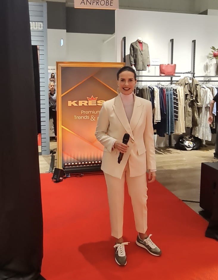 Babett Konau moderiert eine Fashion Show